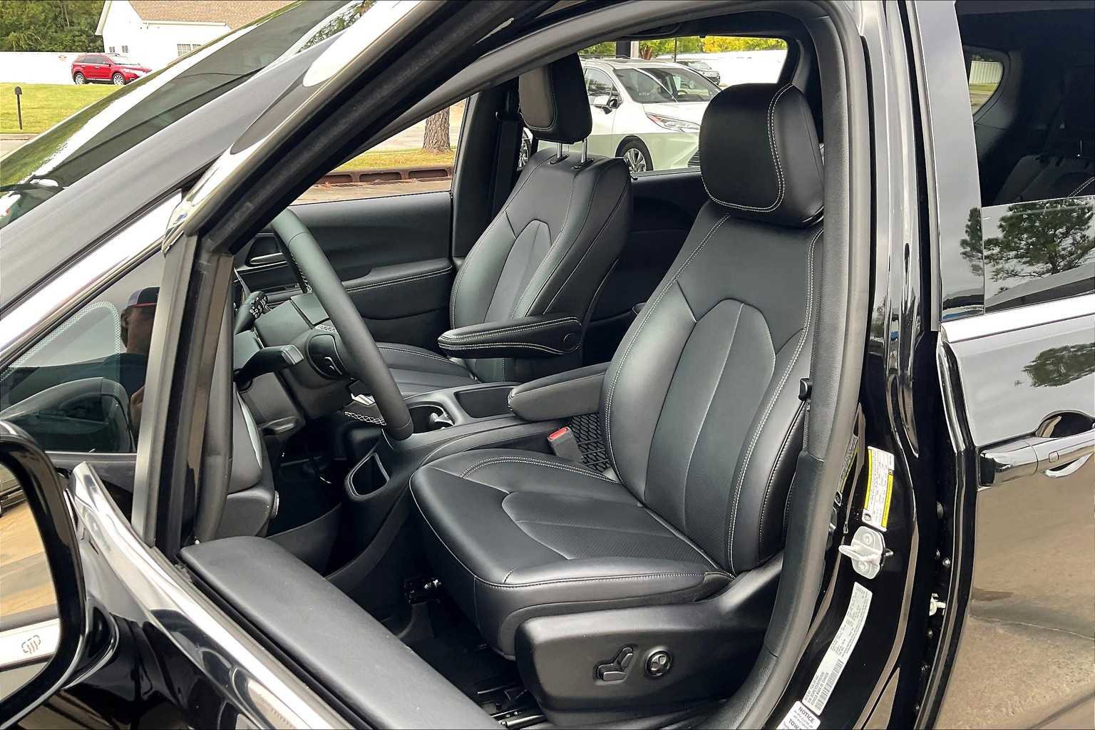 Certified 2025 Chrysler Voyager LX image 7