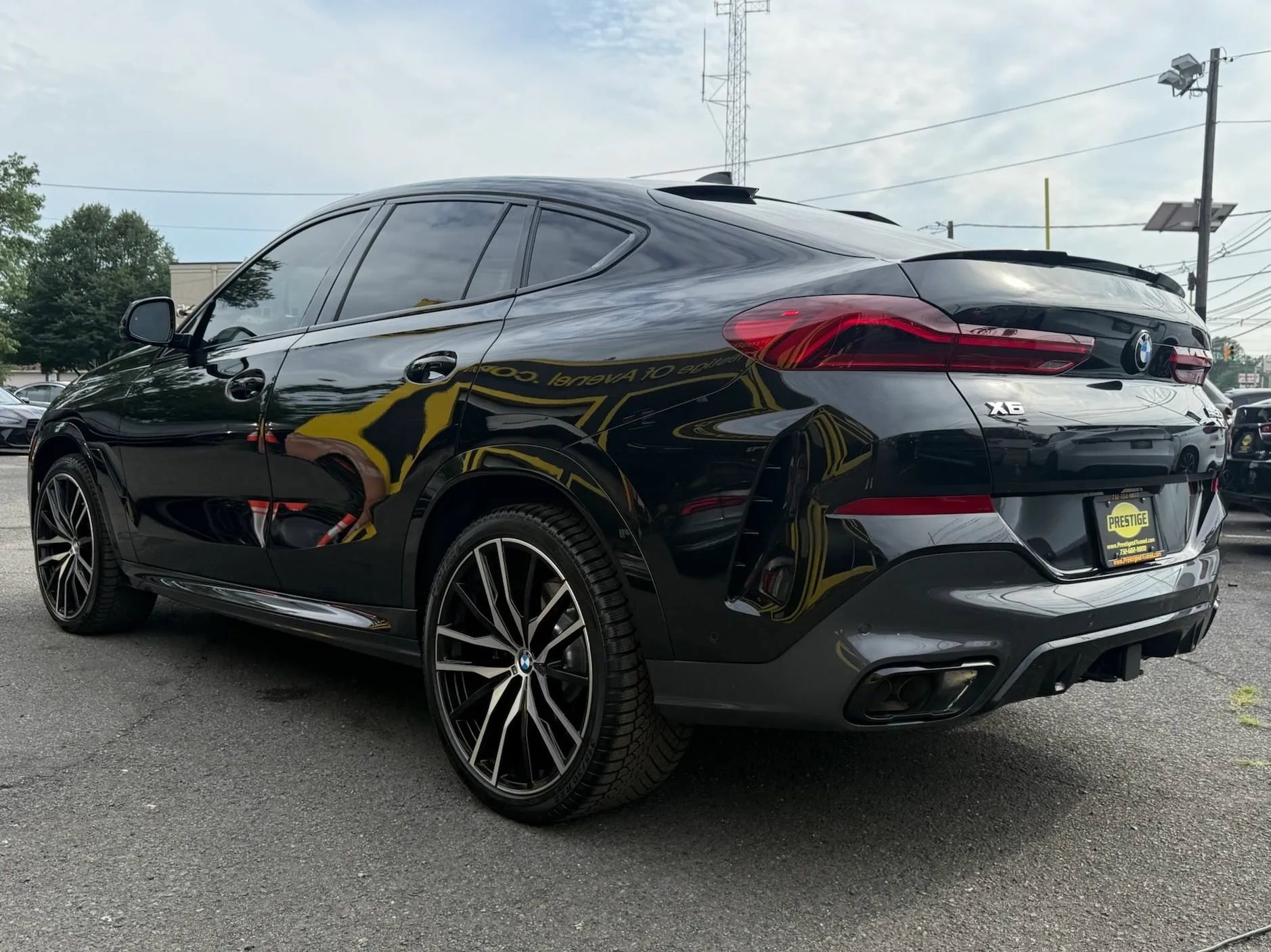 Used 2021 BMW X6 M50i w/ Executive Package image 3