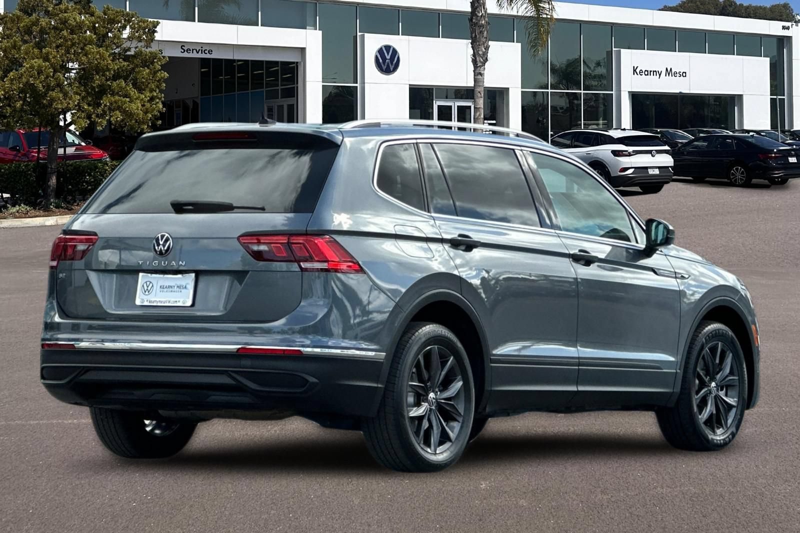 Used 2023 Volkswagen Tiguan SE w/ Panoramic Sunroof Package FWD image 4