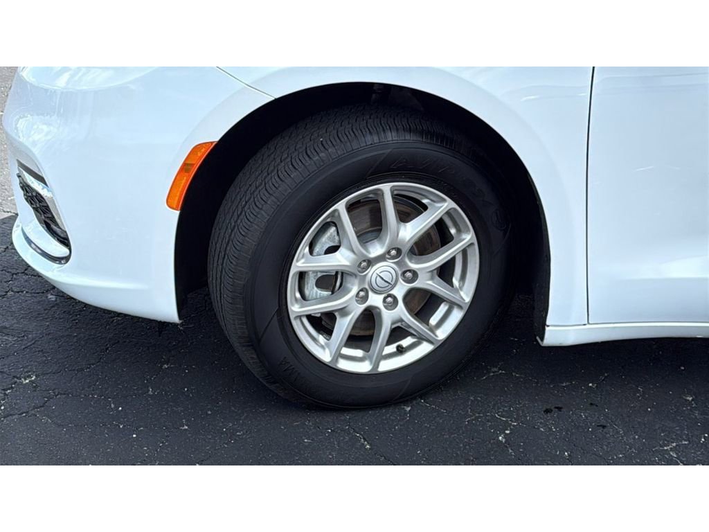 Used 2025 Chrysler Pacifica Select FWD image 11