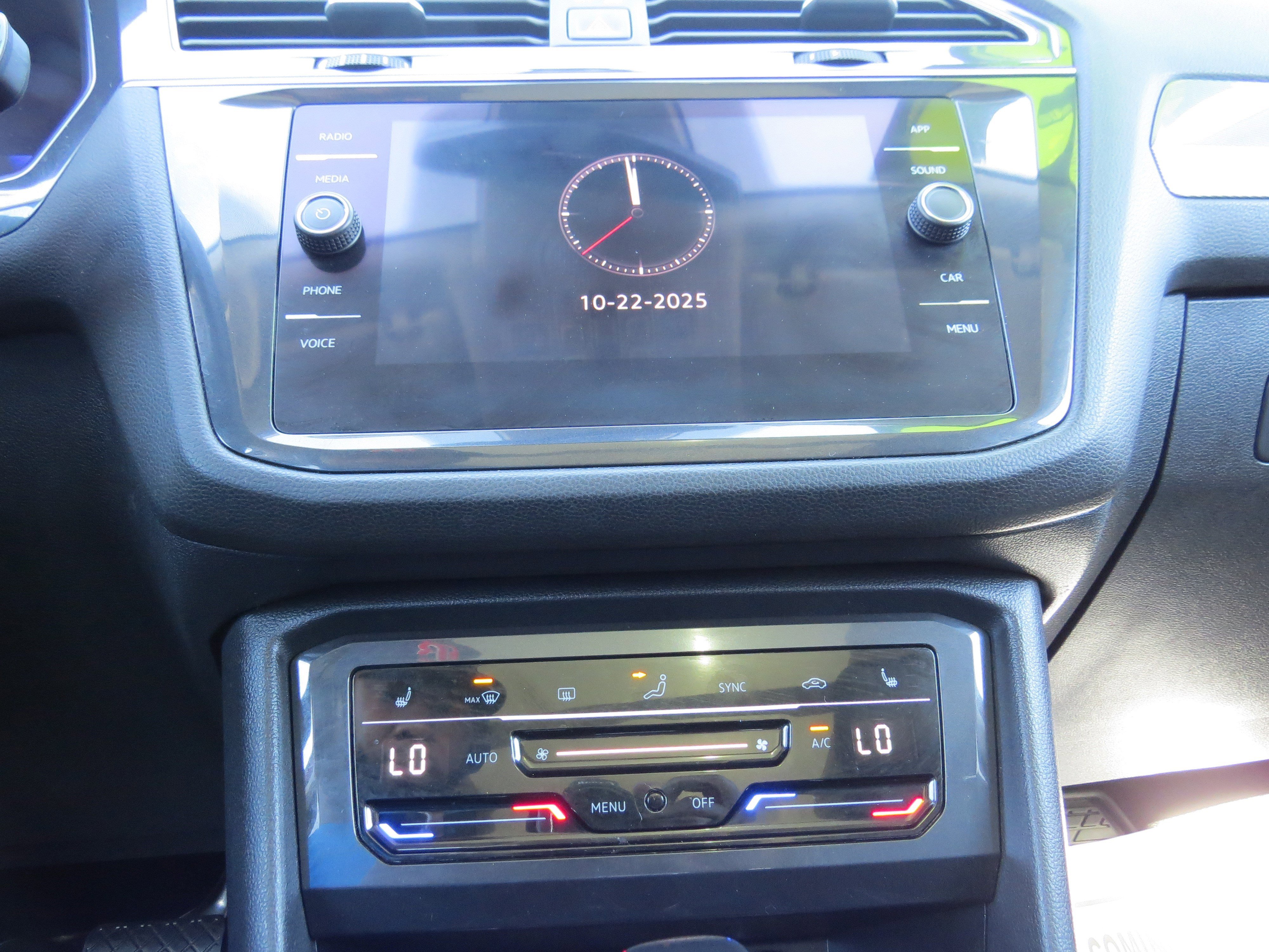 Used 2022 Volkswagen Tiguan SE w/ Panoramic Sunroof Package image 26