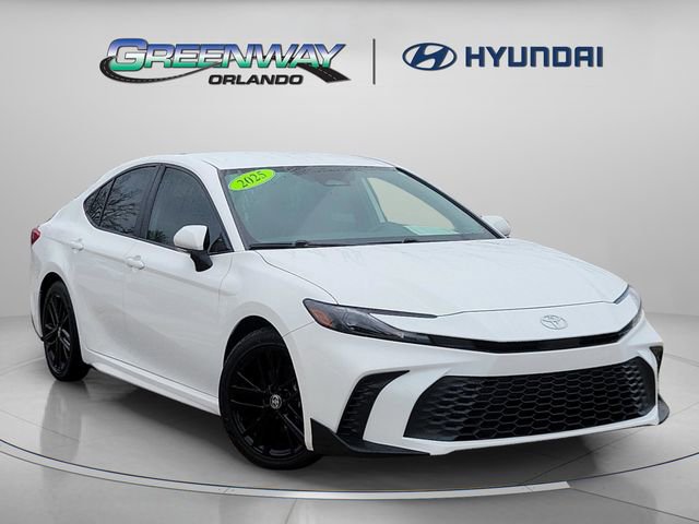 Used 2025 Toyota Camry SE image 1