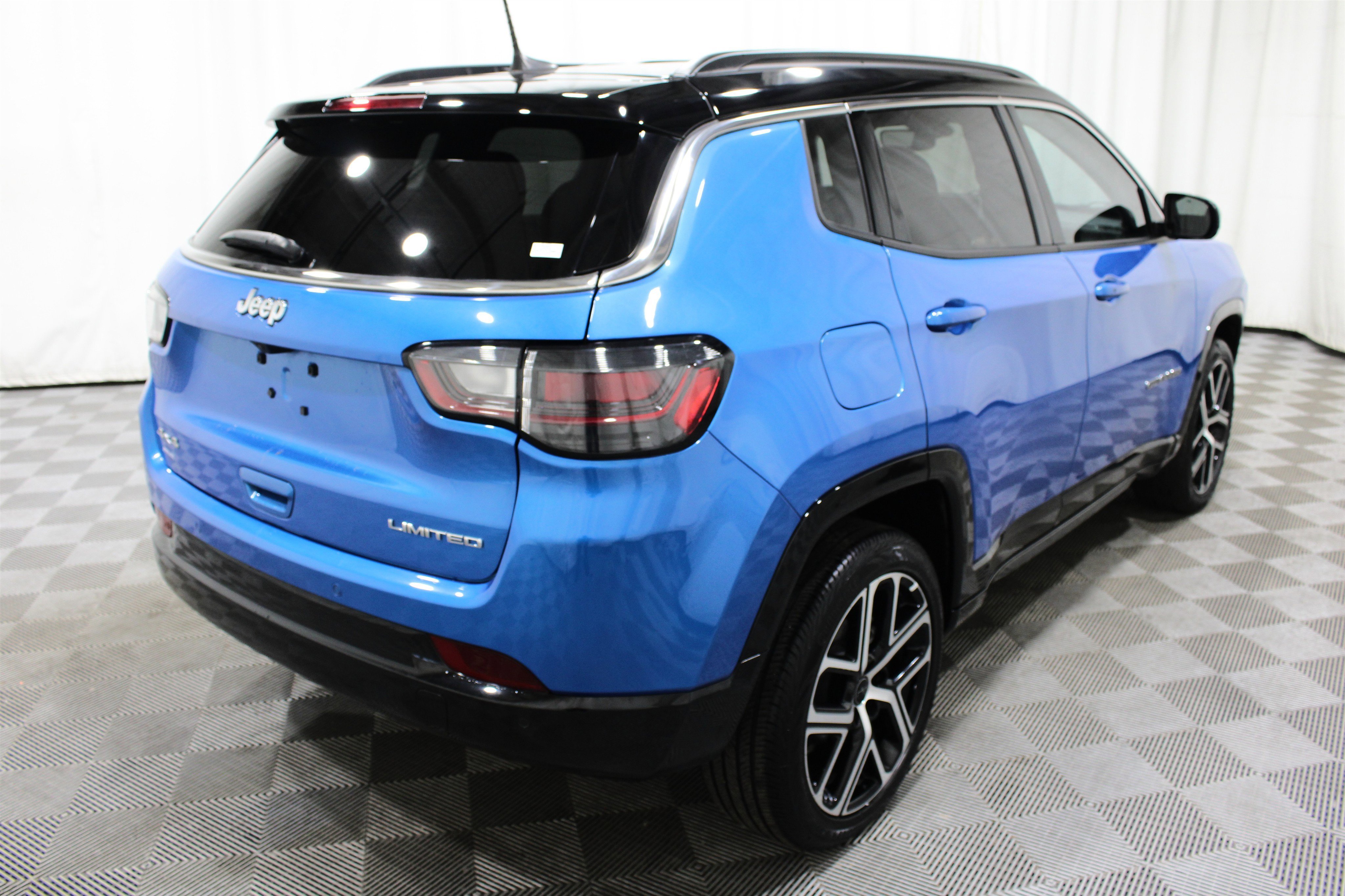 Used 2025 Jeep Compass Limited w/ Elite Group image 31