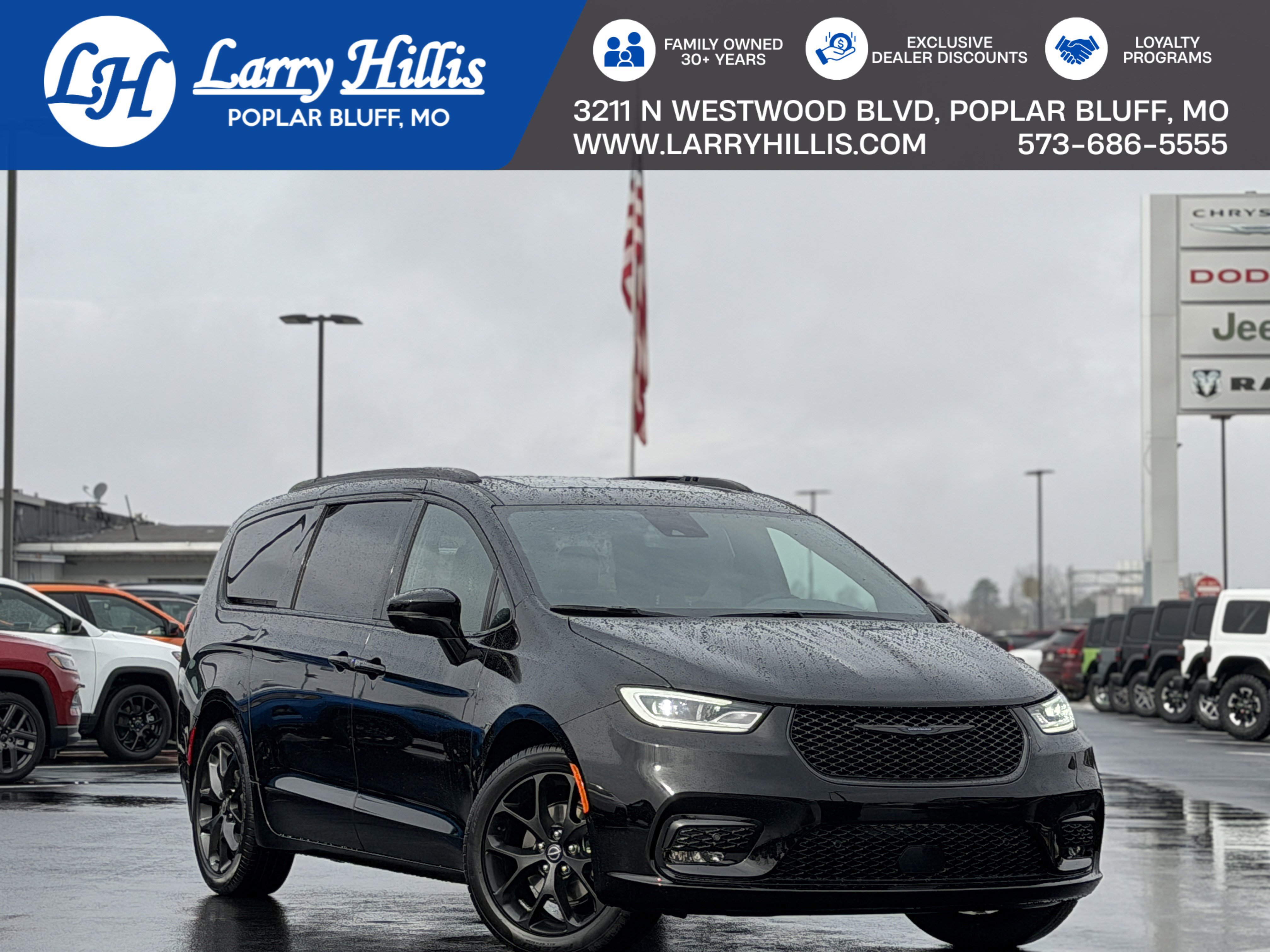 New 2026 Chrysler Pacifica Limited w/ Uconnect Theater Family Group