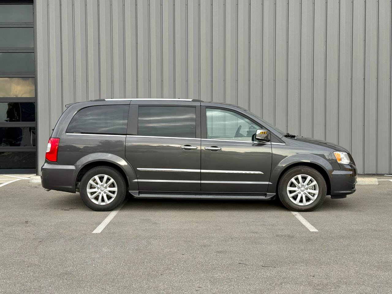 Used 2016 Chrysler Town & Country Limited Platinum w/ Trailer Tow Group FWD image 4