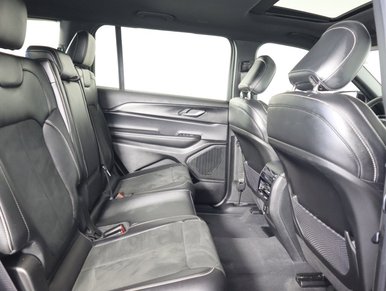 Used 2025 Jeep Grand Cherokee L Altitude image 13