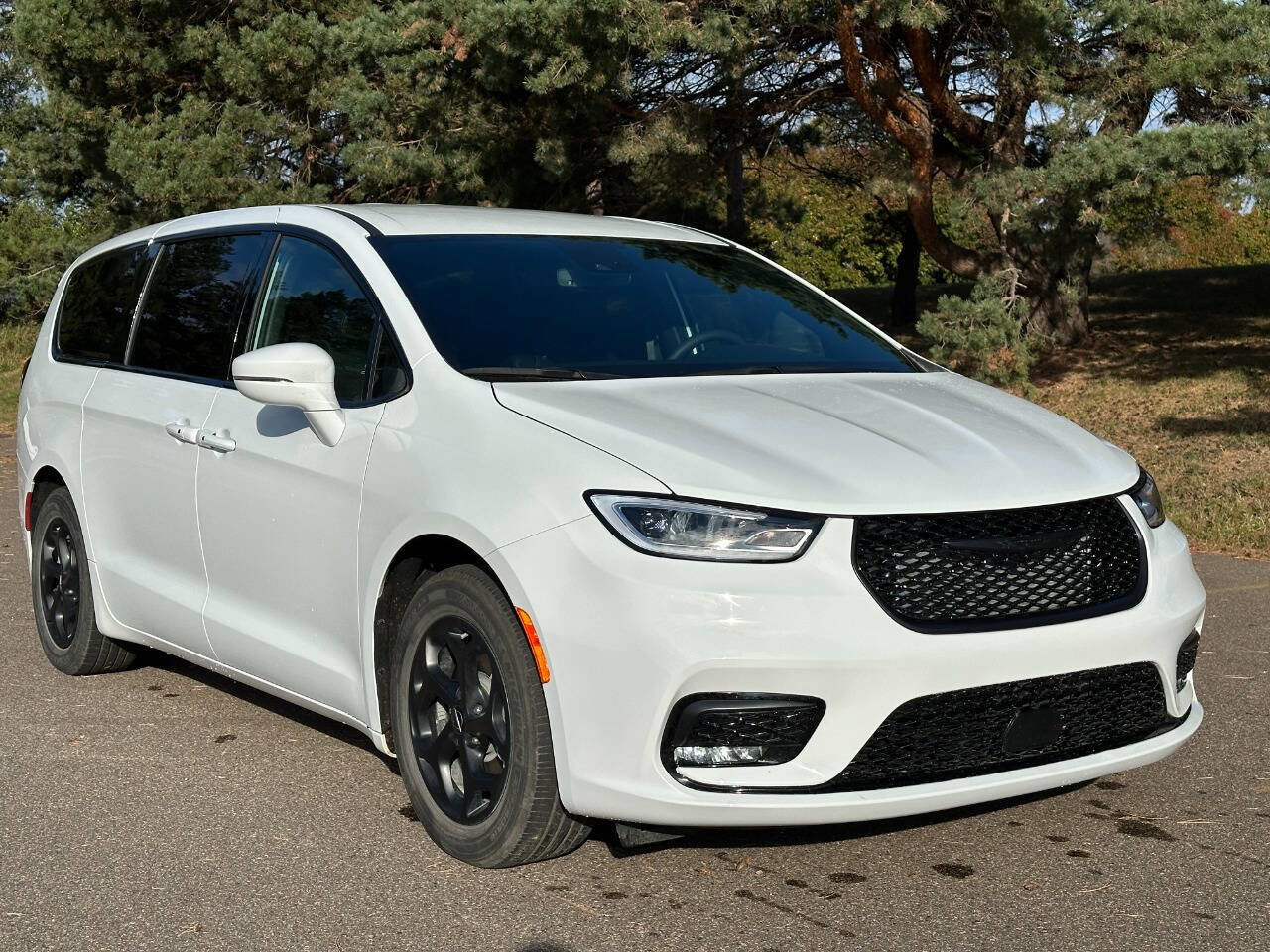 Used 2022 Chrysler Pacifica Touring-L w/ S Appearance Package image 1