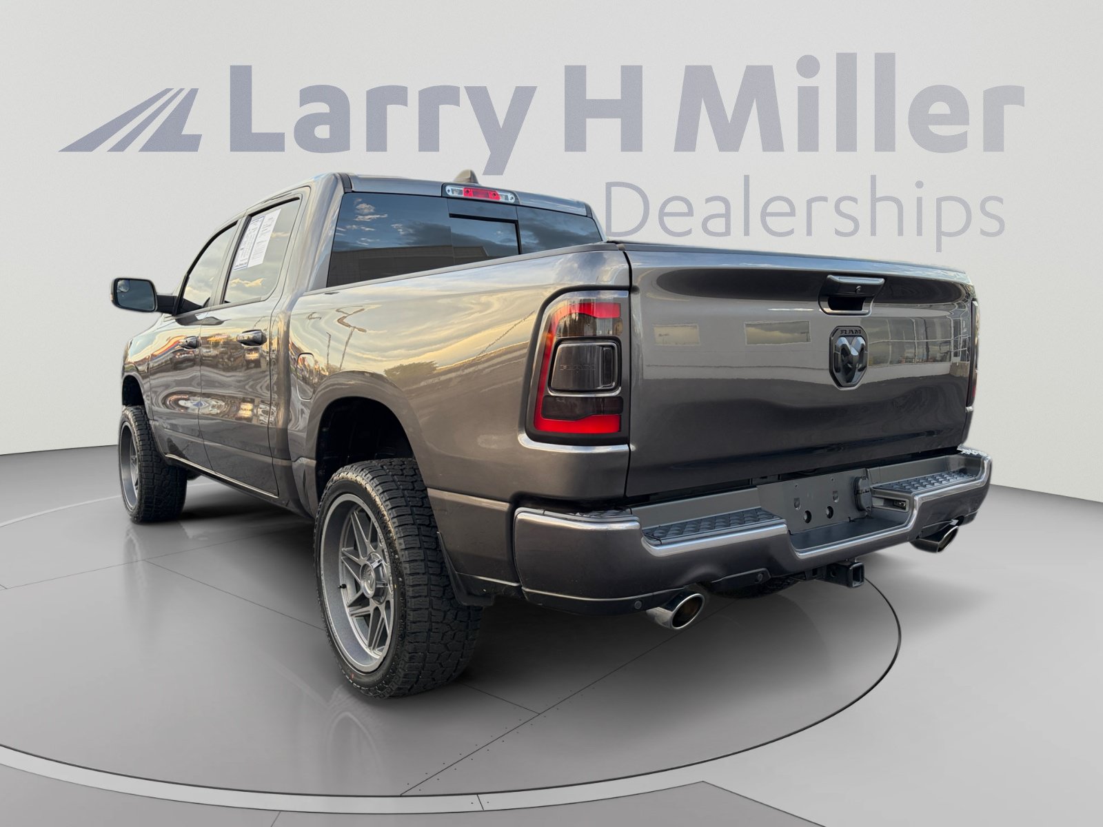 Used 2023 RAM 1500 Laramie AWD/4WD image 3