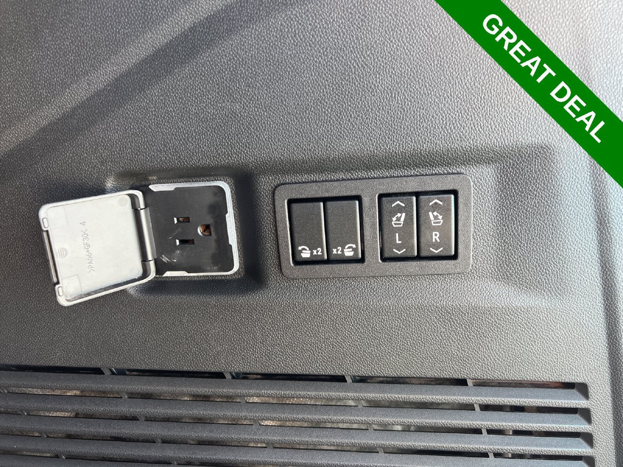 Used 2024 Chevrolet Tahoe Premier AWD/4WD image 30