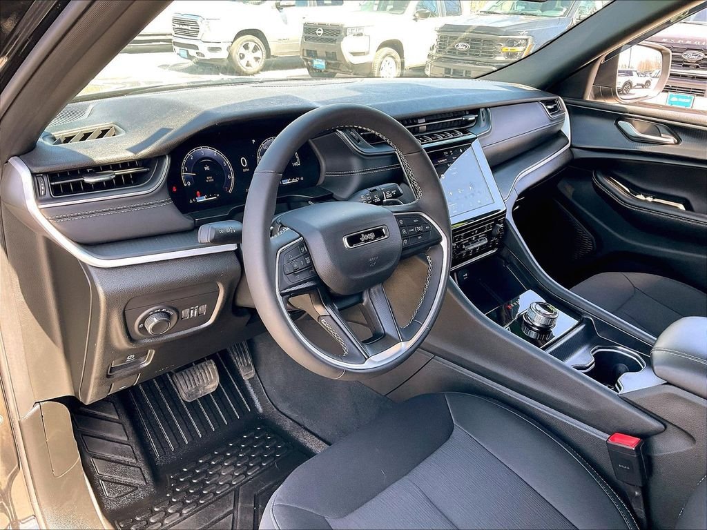 Used 2025 Jeep Grand Cherokee L Laredo w/ Luxury Tech Group I AWD/4WD image 8