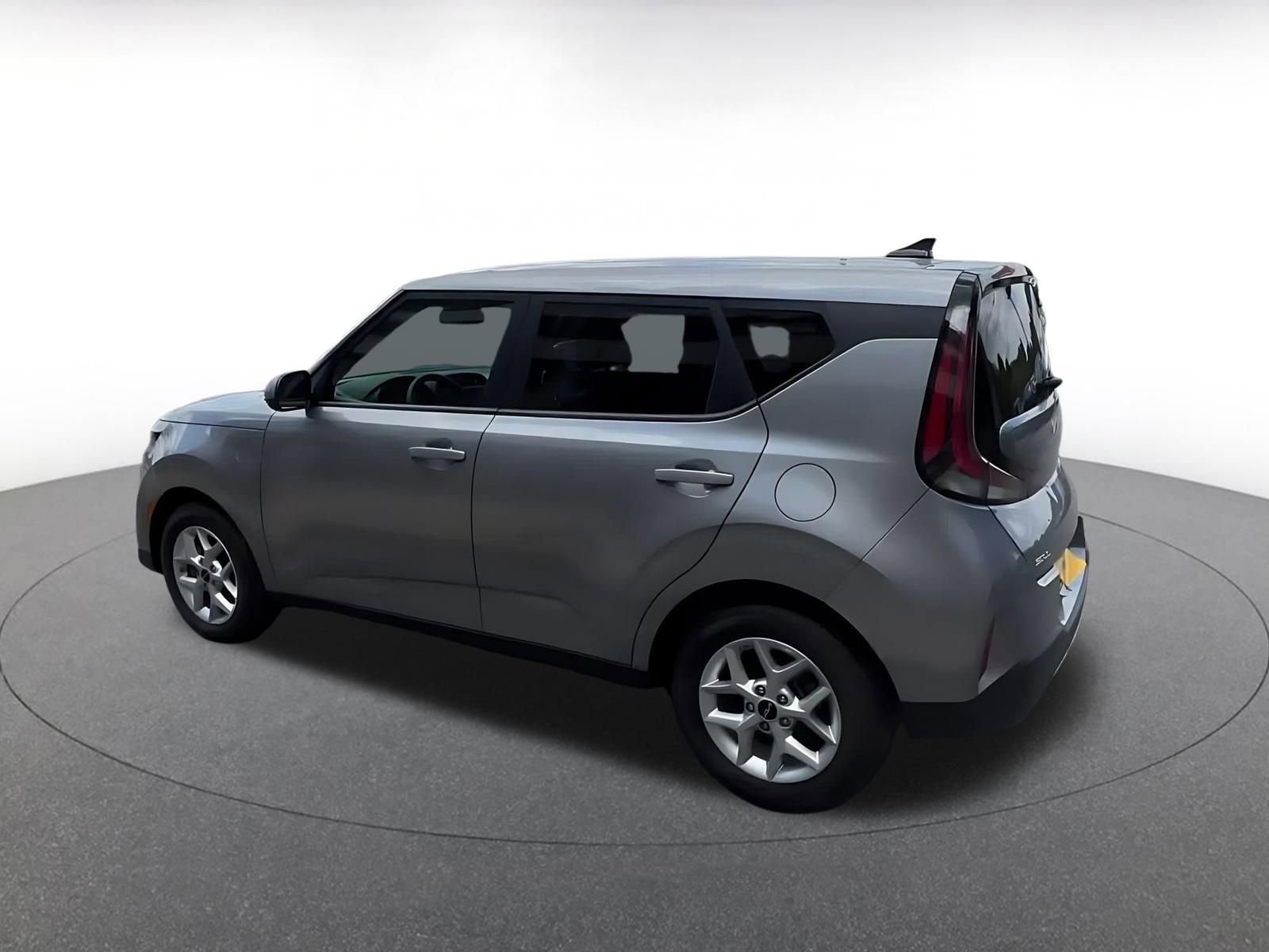 Used 2025 Kia Soul LX w/ LX Technology Package FWD image 10