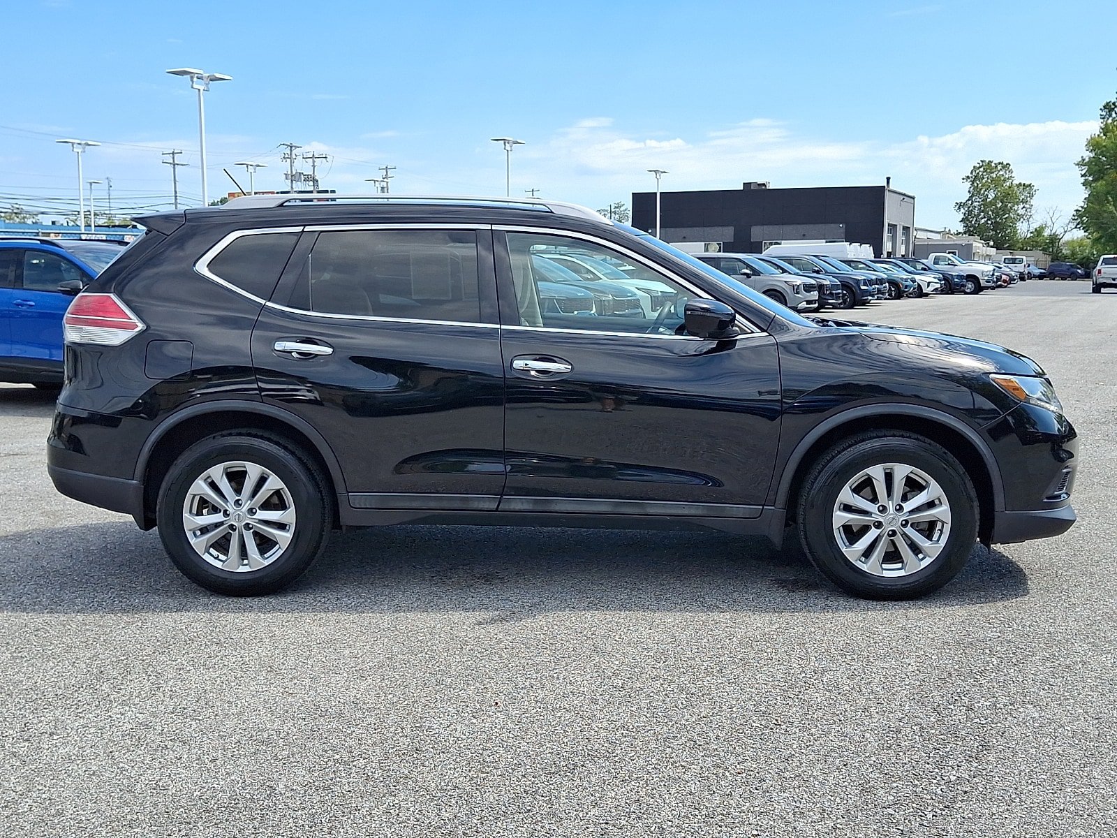 Used 2016 Nissan Rogue SV w/ SV Premium Package FWD image 4