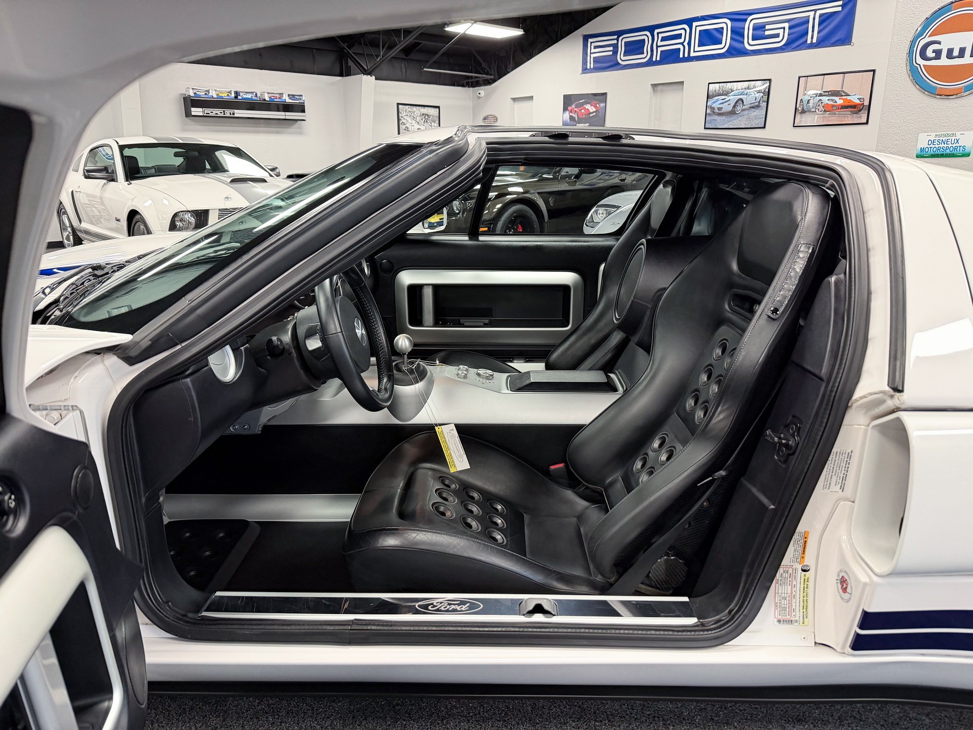Used 2005 Ford GT RWD image 20