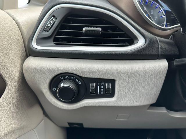 Used 2022 Chrysler Voyager LX FWD image 19