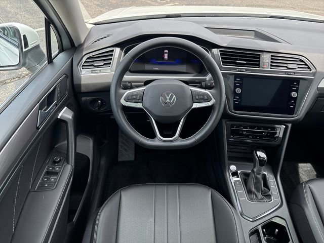 Certified 2023 Volkswagen Tiguan SE w/ Panoramic Sunroof Package FWD image 13
