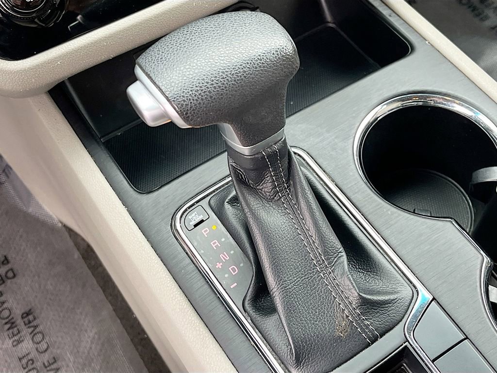 Used 2020 Kia Sedona LX image 16