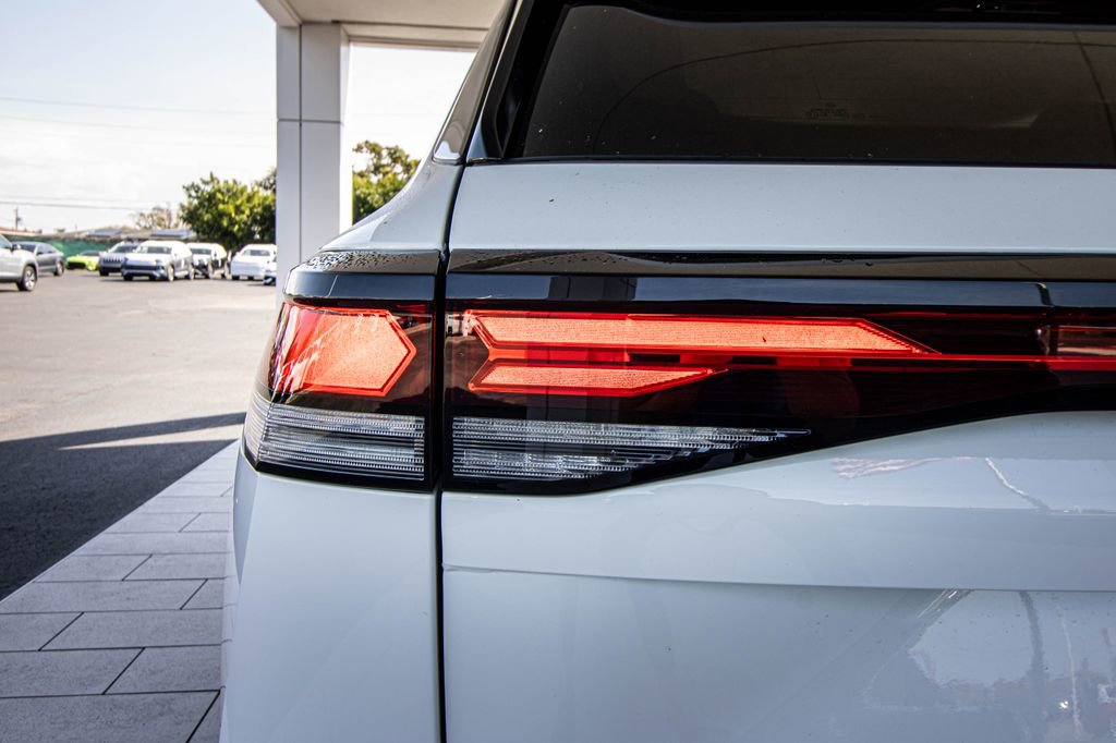 Certified 2025 Volkswagen Tiguan SE image 16