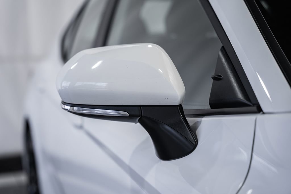 Used 2025 Toyota Camry SE image 12