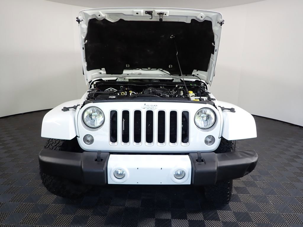 Used 2016 Jeep Wrangler Unlimited Sahara w/ Connectivity Group AWD/4WD image 35