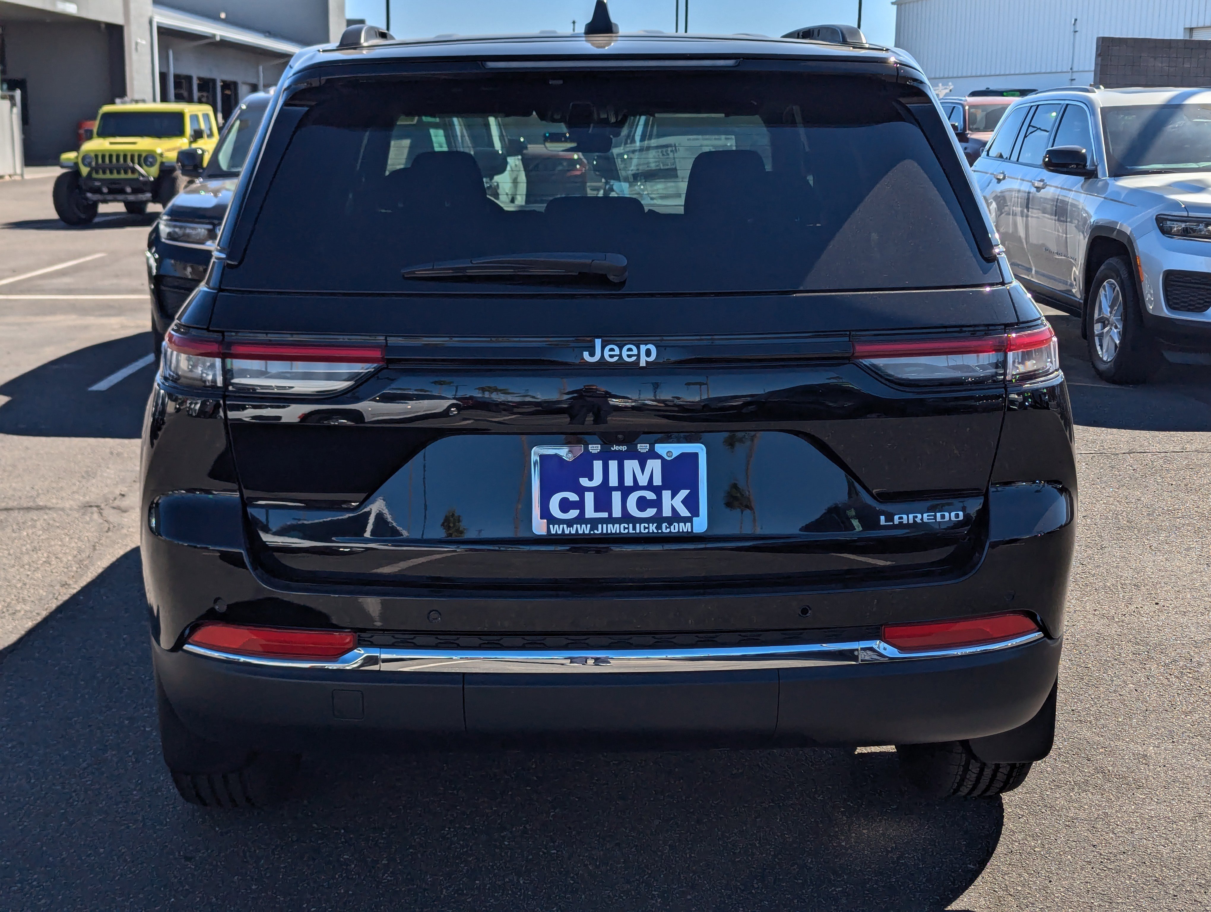 New 2025 Jeep Grand Cherokee Laredo w/ Luxury Tech Group I image 3