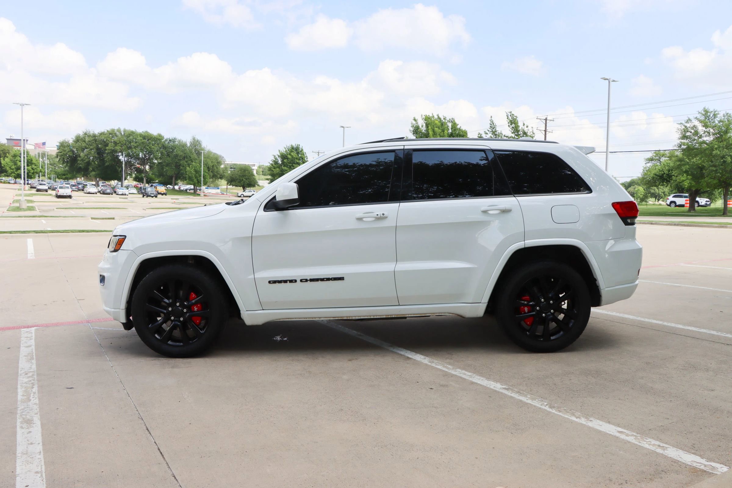 Used 2017 Jeep Grand Cherokee Altitude RWD image 4