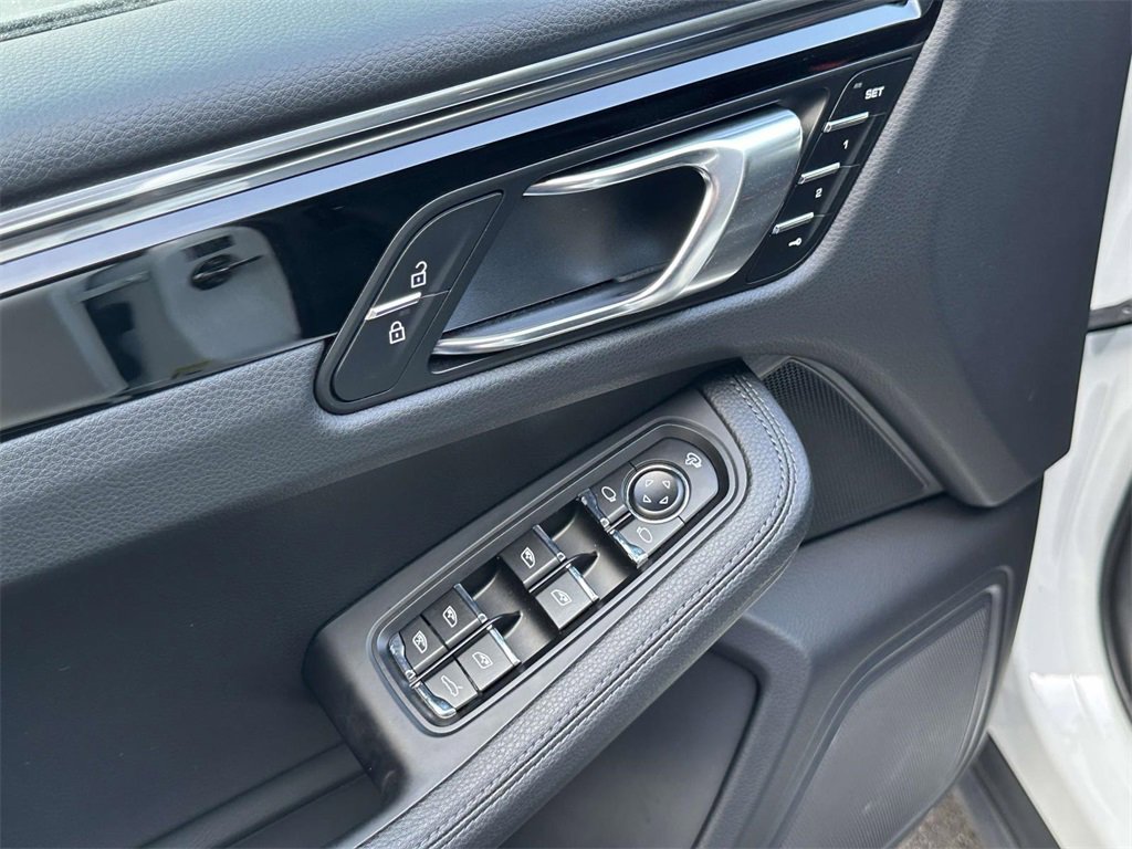 Certified 2025 Porsche Macan image 16