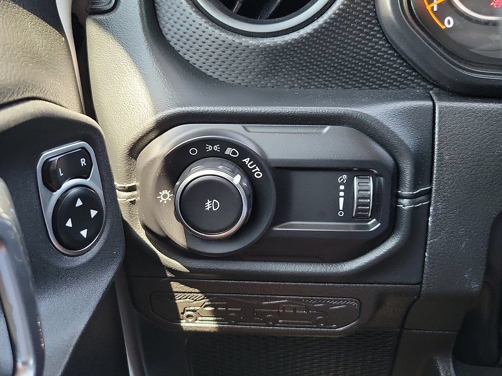 Used 2024 Jeep Wrangler Unlimited Rubicon w/ Technology Group AWD/4WD image 13