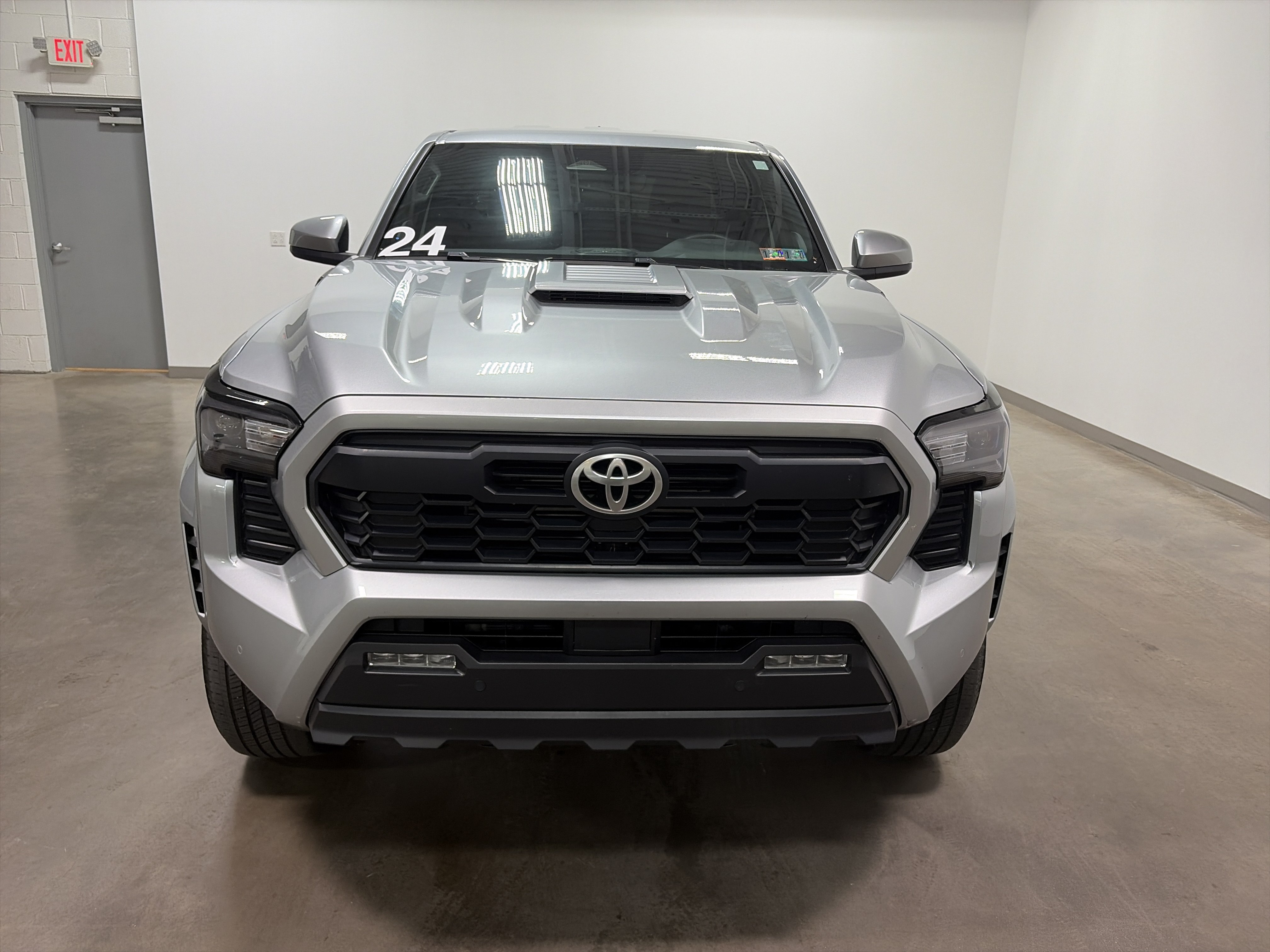 Used 2024 Toyota Tacoma TRD Sport w/ TRD Sport Upgrade Package AWD/4WD image 8