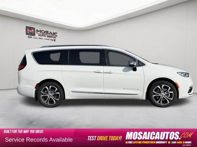Used 2025 Chrysler Pacifica Pinnacle w/ Trailer Tow Group AWD/4WD image 8