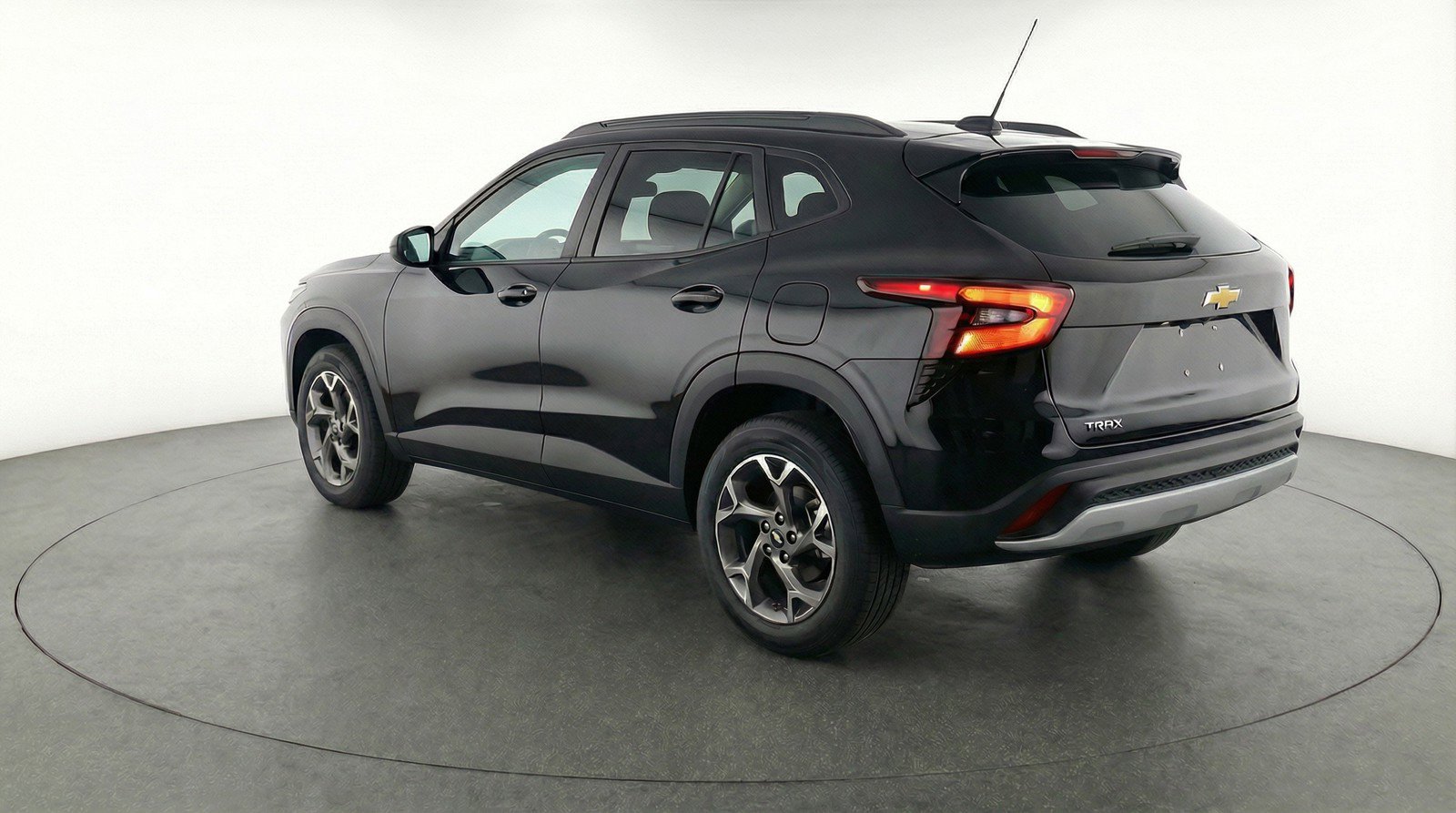 Used 2025 Chevrolet Trax LT w/ LT Convenience Package image 6