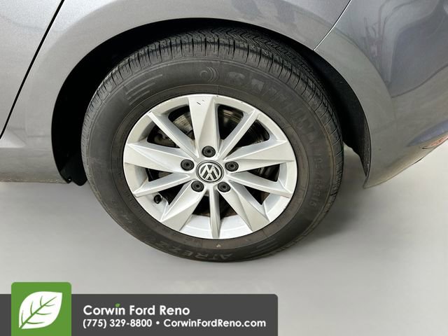 Used 2015 Volkswagen Golf S image 28