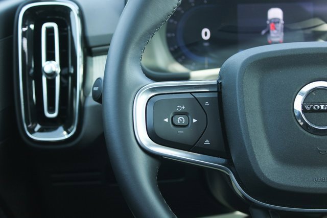 Used 2025 Volvo XC40 B5 Plus image 27