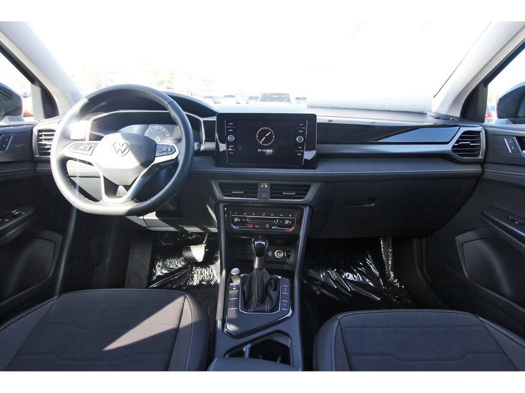 Certified 2025 Volkswagen Taos SE FWD image 11