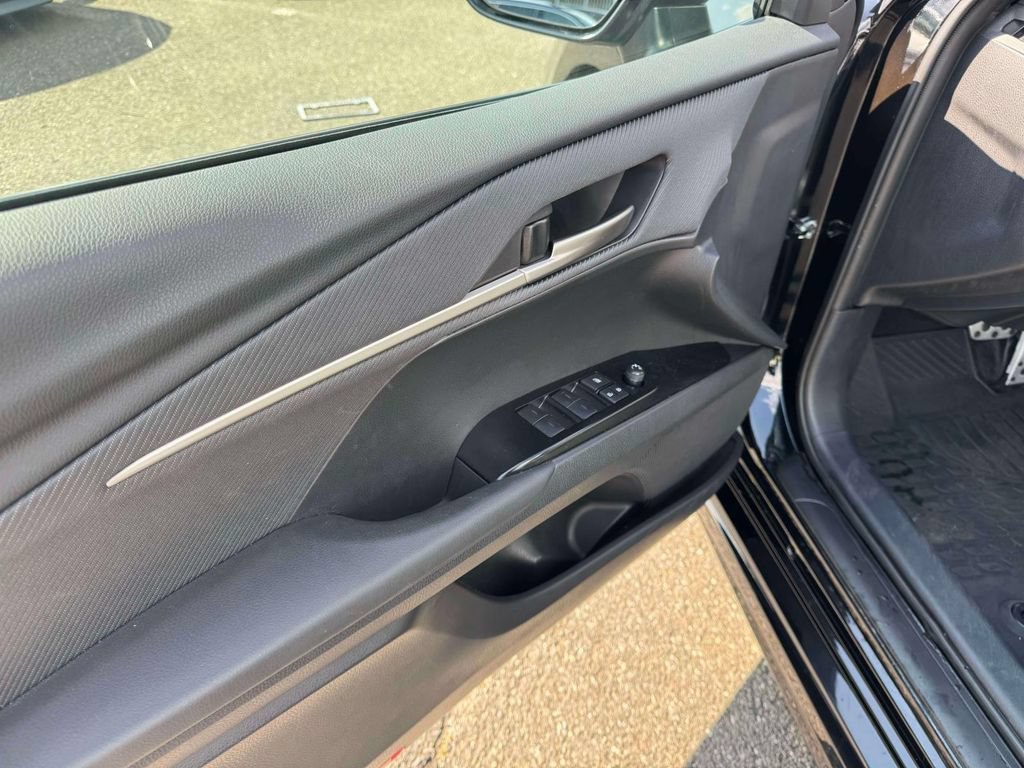 Used 2025 Toyota Camry SE AWD/4WD image 18