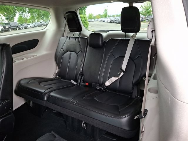 Used 2024 Chrysler Pacifica Touring-L FWD image 11