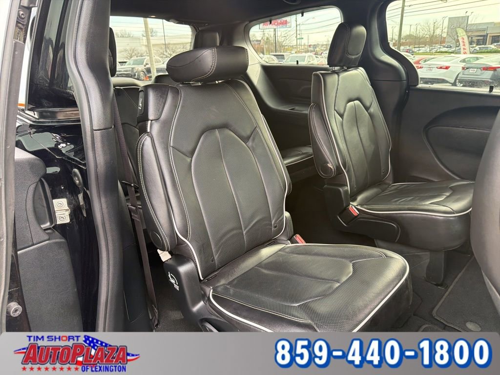 Used 2025 Chrysler Pacifica Limited image 31