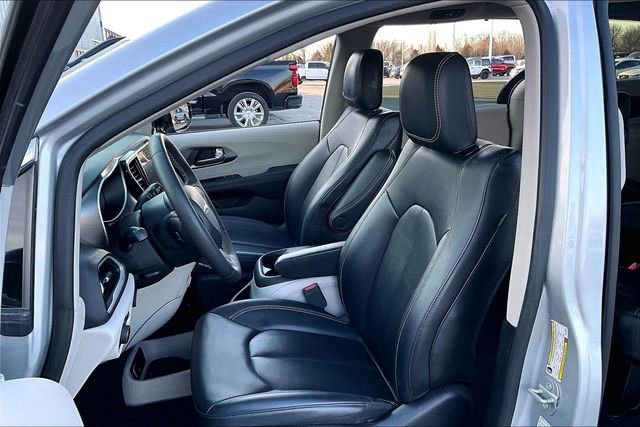 Used 2024 Chrysler Pacifica Touring-L image 21