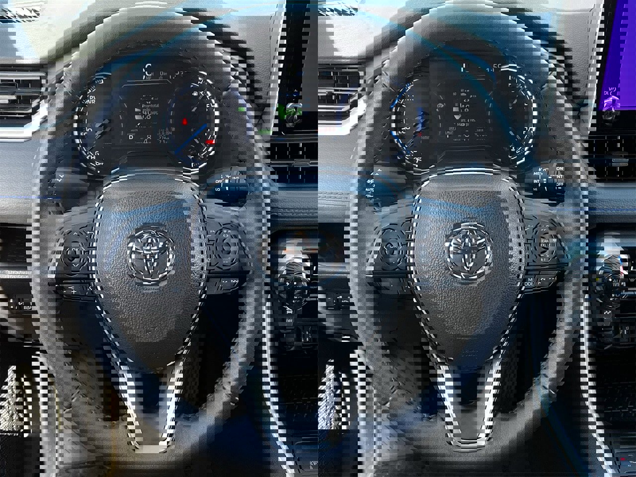 Used 2024 Toyota RAV4 SE image 11