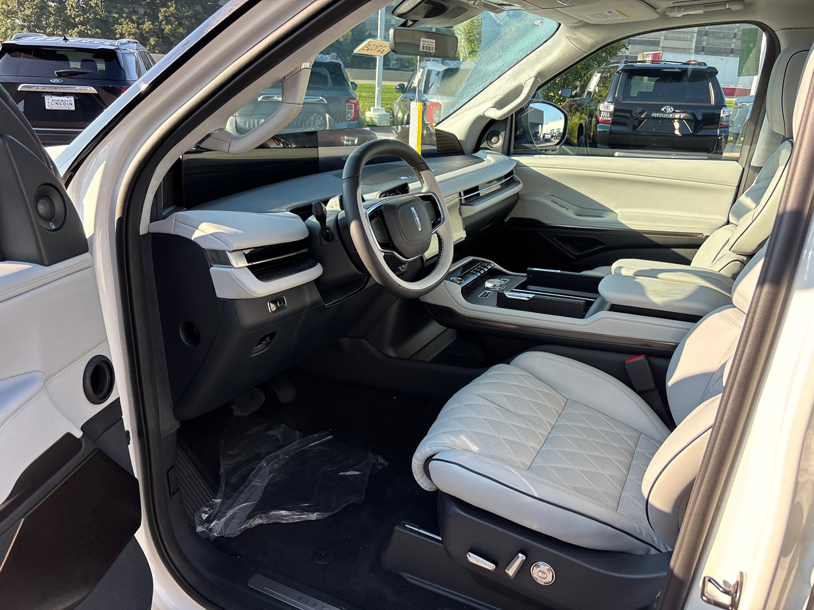 New 2027 Lincoln Navigator L Black Label w/ Black Label Special Edition AWD/4WD image 24