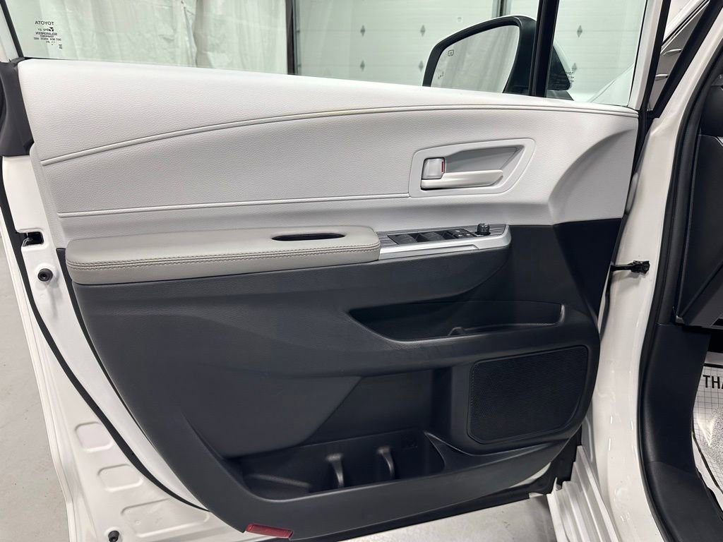 Used 2025 Toyota Sienna LE FWD image 7