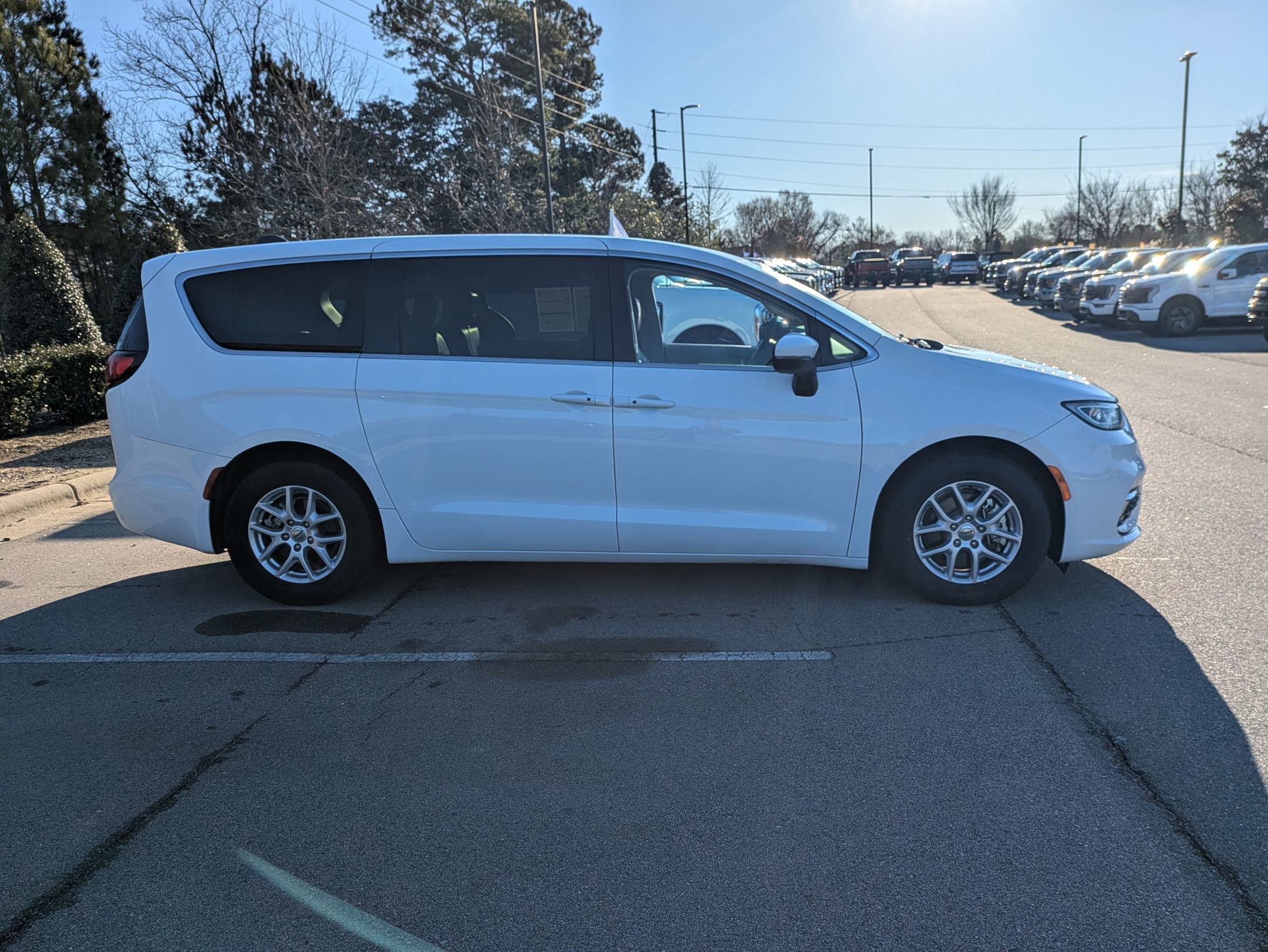 Used 2023 Chrysler Pacifica Touring-L image 3