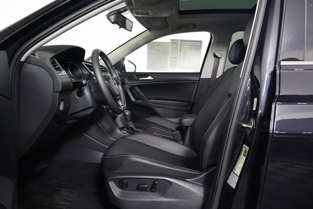 Used 2021 Volkswagen Tiguan SE w/ Panoramic Sunroof Package image 10