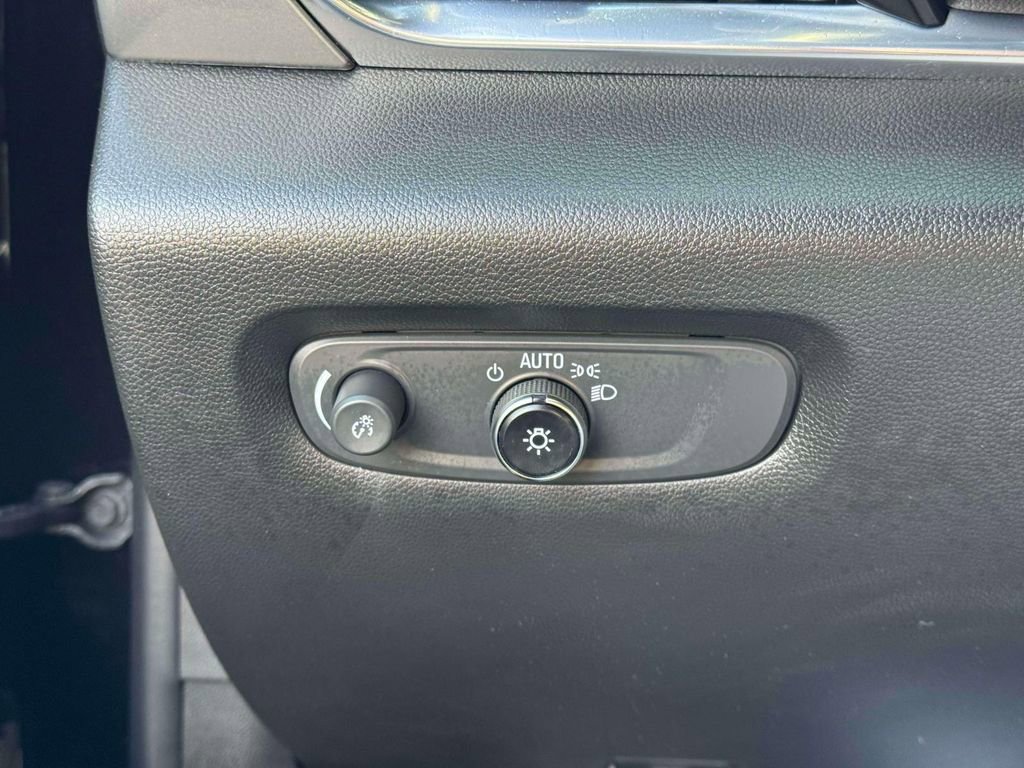 Used 2023 Chevrolet Traverse LT FWD image 21