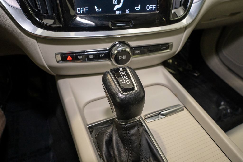Used 2019 Volvo V60 T5 Momentum image 16