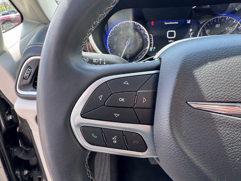 Used 2023 Chrysler Pacifica Limited FWD image 13