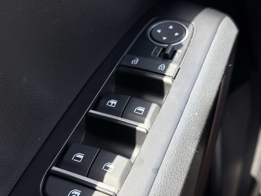 Used 2025 Kia Soul LX w/ LX Technology Package FWD image 21