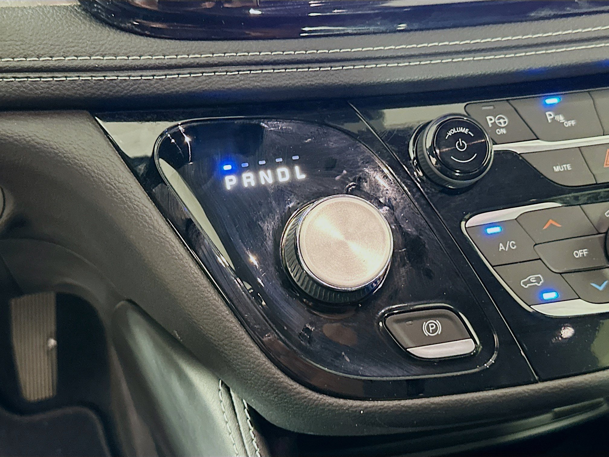 Used 2022 Chrysler Pacifica Limited w/ Uconnect Theater Family Group FWD image 25