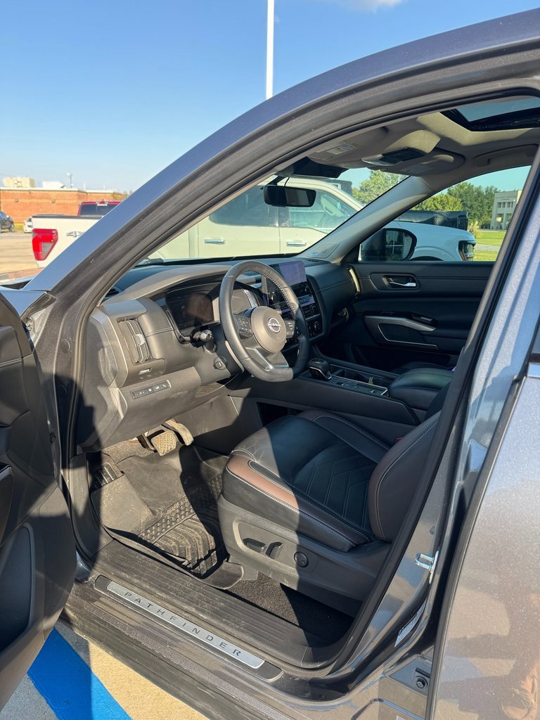 Used 2023 Nissan Pathfinder Platinum w/ Black Appearance Package image 8