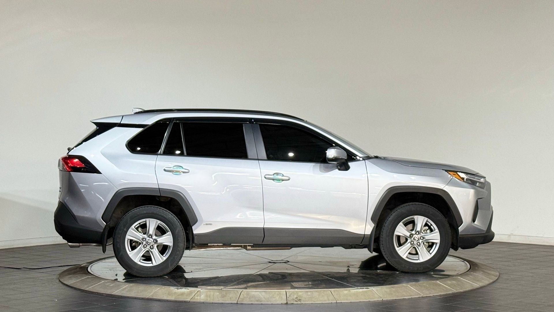 Used 2025 Toyota RAV4 XLE w/ Convenience Package image 11