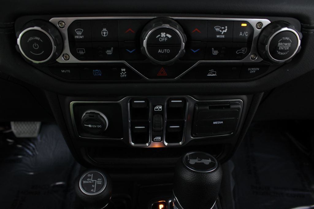 Used 2025 Jeep Wrangler Unlimited Sahara AWD/4WD image 6